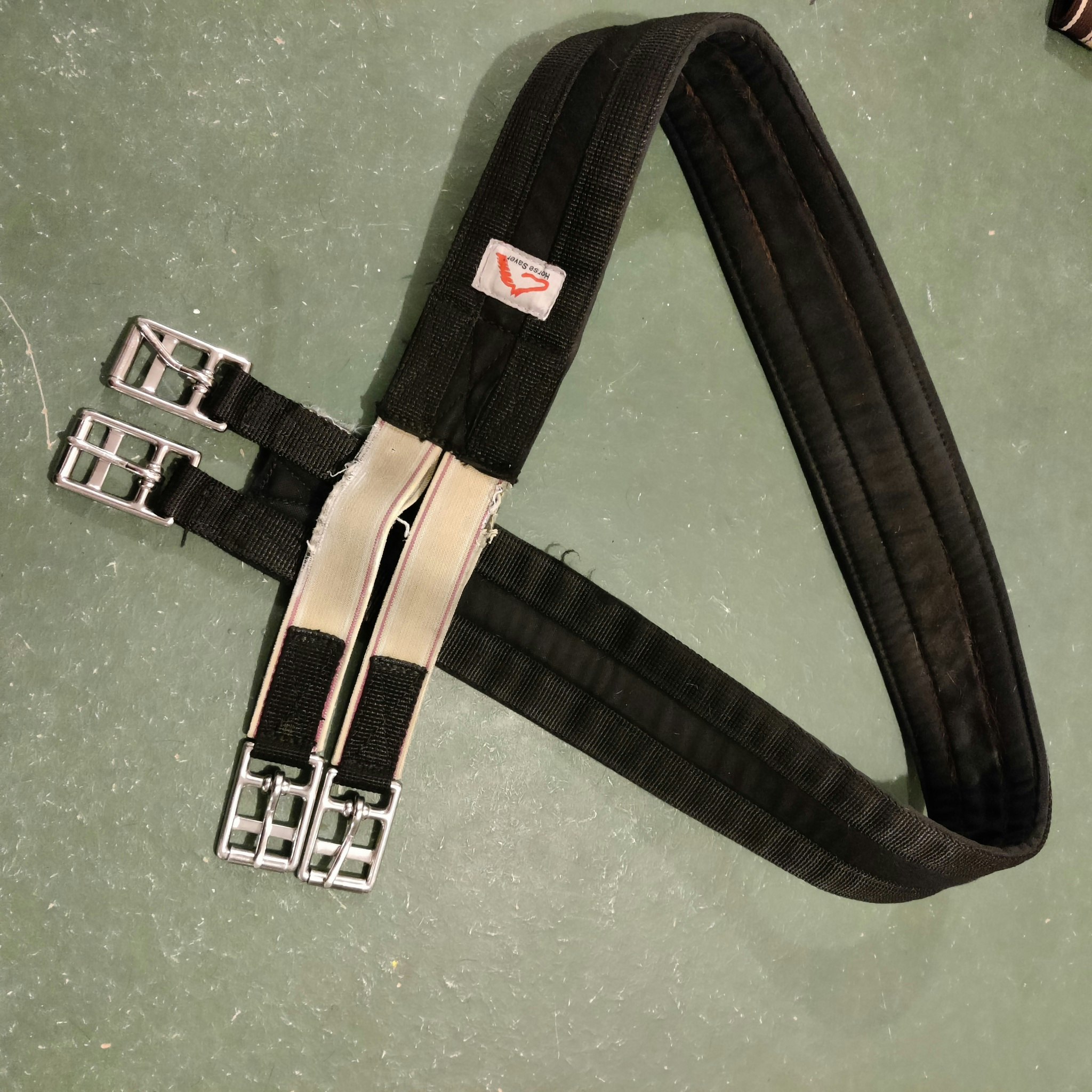Svart sadelgjord textil 138 cm