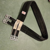 Svart sadelgjord textil 138 cm