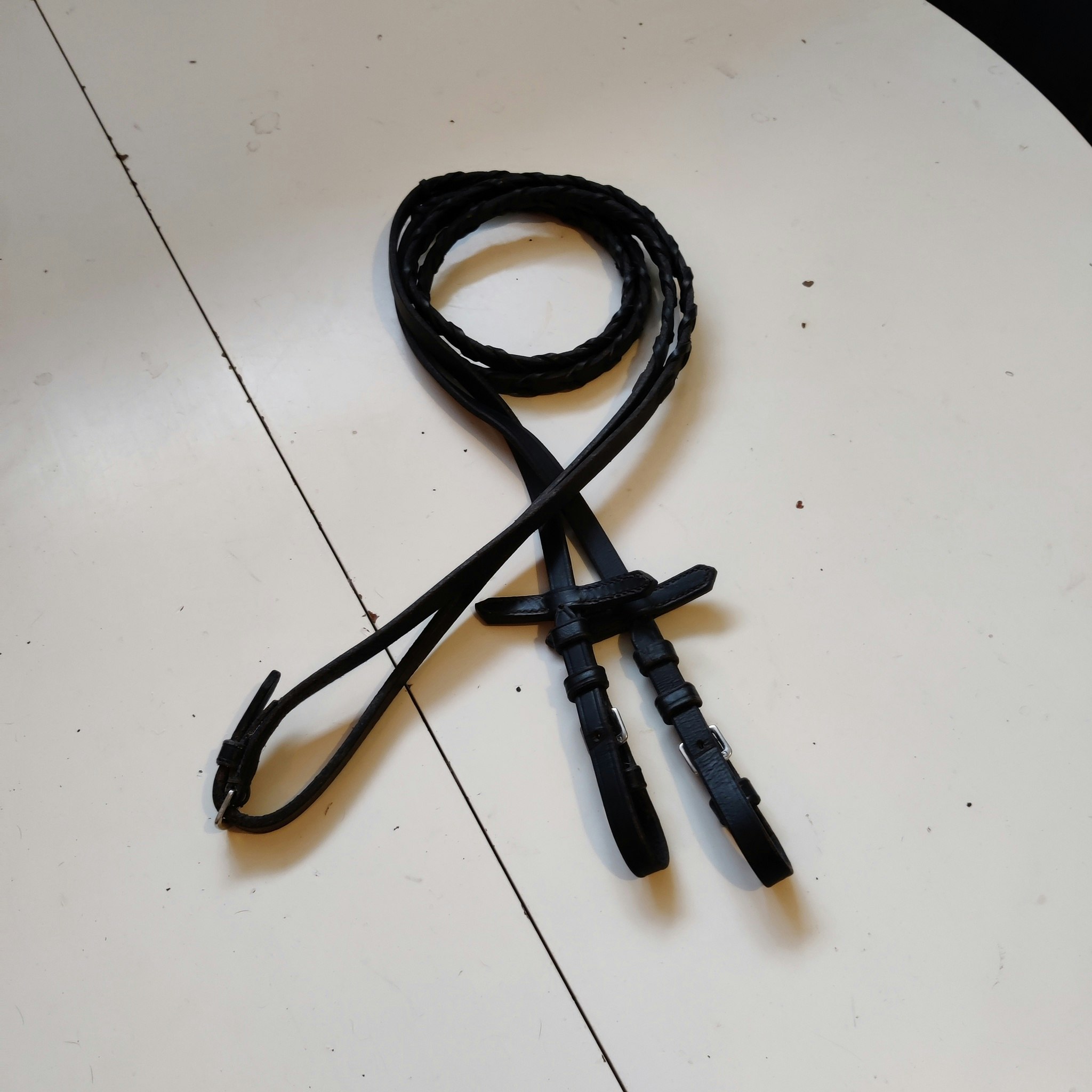 Svarts kantflätade tyglar Globus FULL