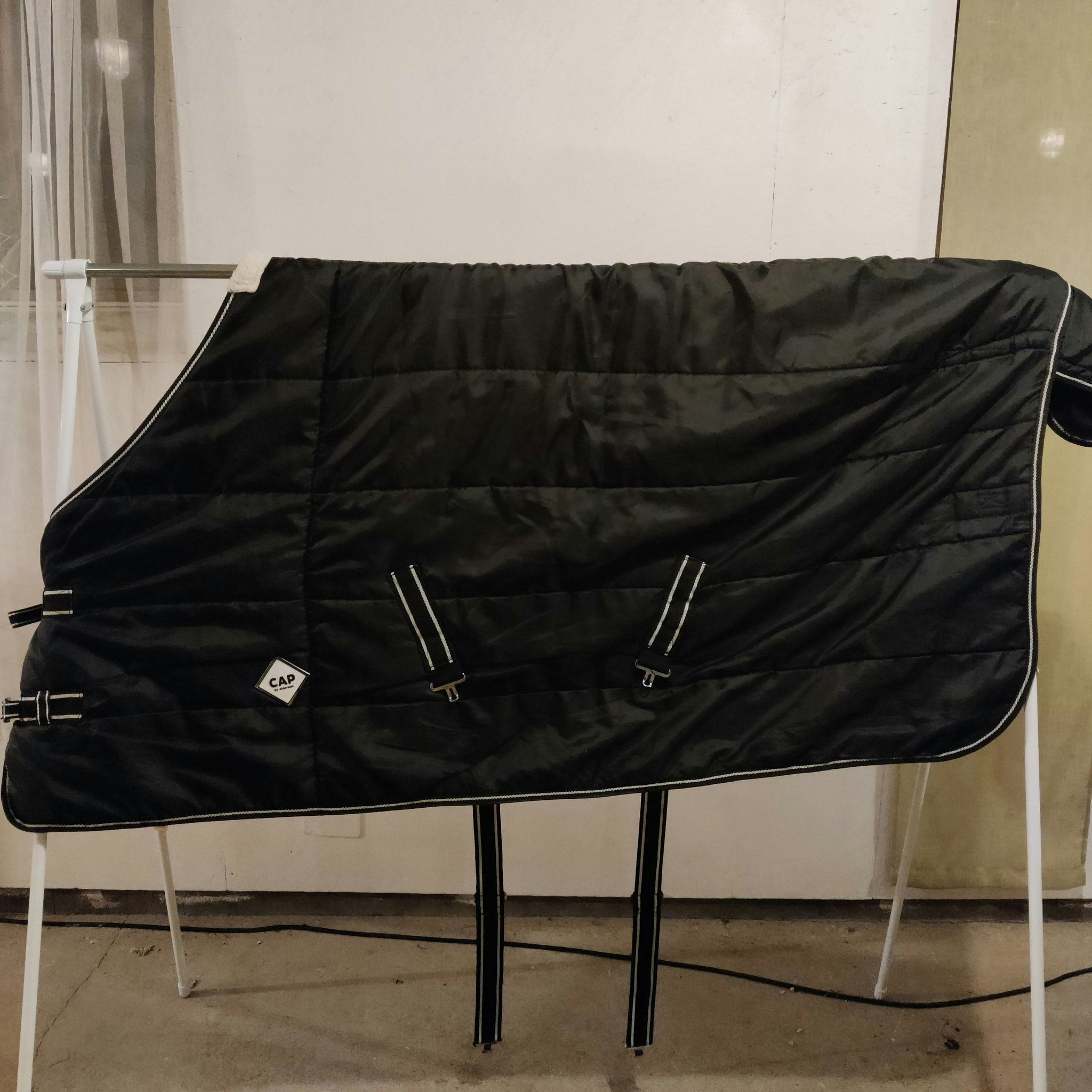 Svart stalltäcke 125 cm ca 50 g Cap by Eldorado