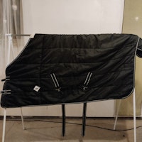 Svart stalltäcke 125 cm ca 50 g Cap by Eldorado