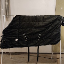 Svart stalltäcke 125 cm ca 50 g Cap by Eldorado