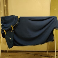 Blått fleecetäcke med hals 135 cm