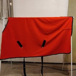 Rött fleecetäcke 135 cm