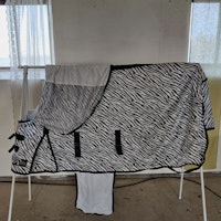 Flugtäcke zebra med fast hals 140 cm Quickley