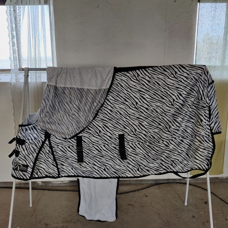 Flugtäcke zebra med fast hals 140 cm Quickley