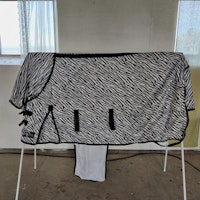 Flugtäcke zebra med fast hals 140 cm Quickley