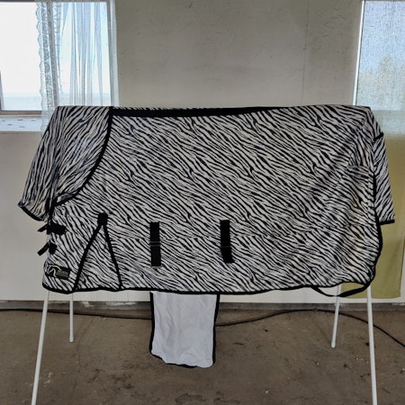 Flugtäcke zebra med fast hals 140 cm Quickley