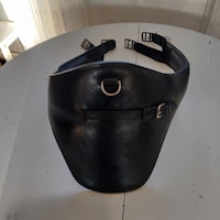 Svart sadelgjord med platta 140 cm