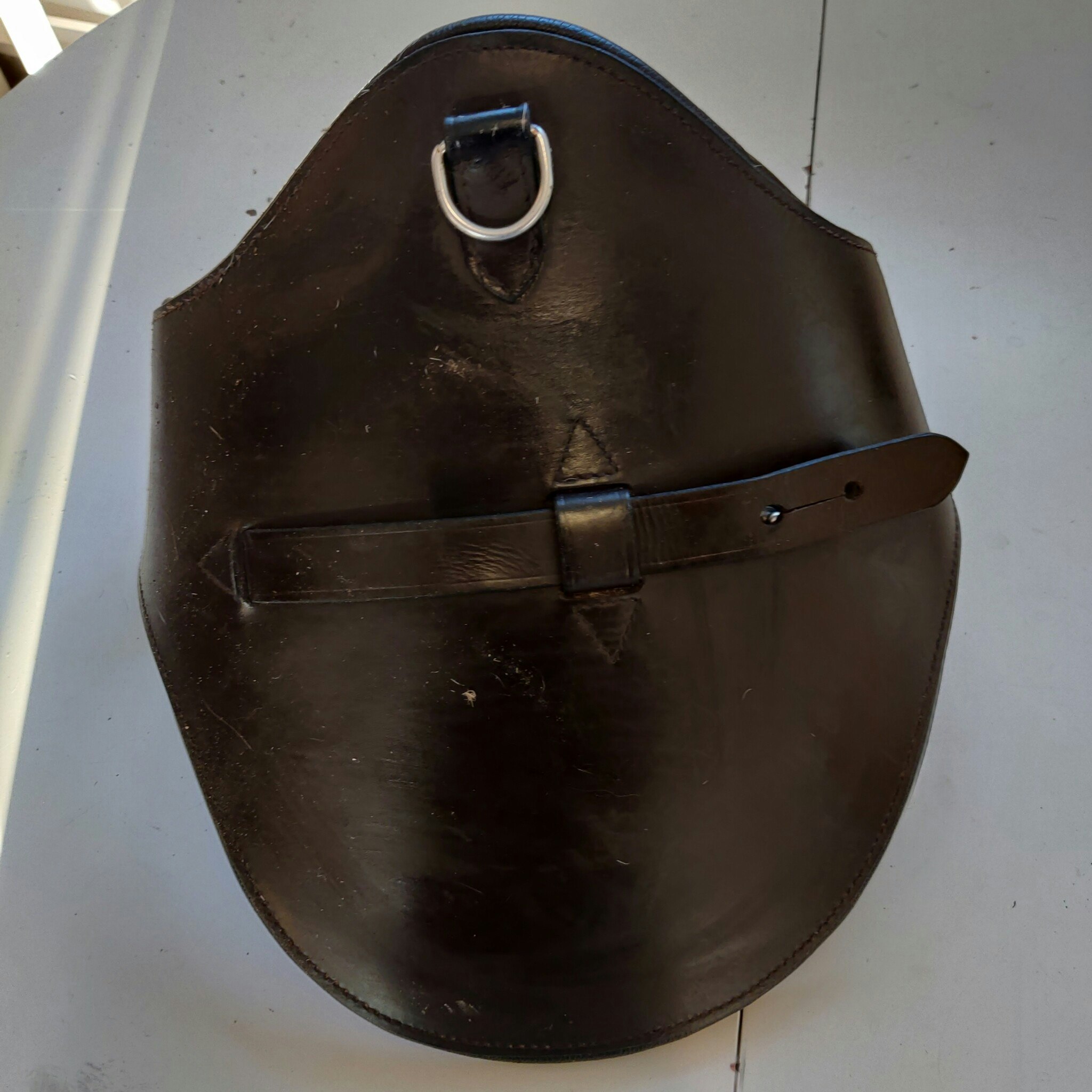 Brun sadelgjord med platta 100 cm