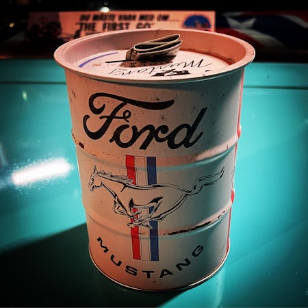 Sparbössa Oljefat Ford Mustang