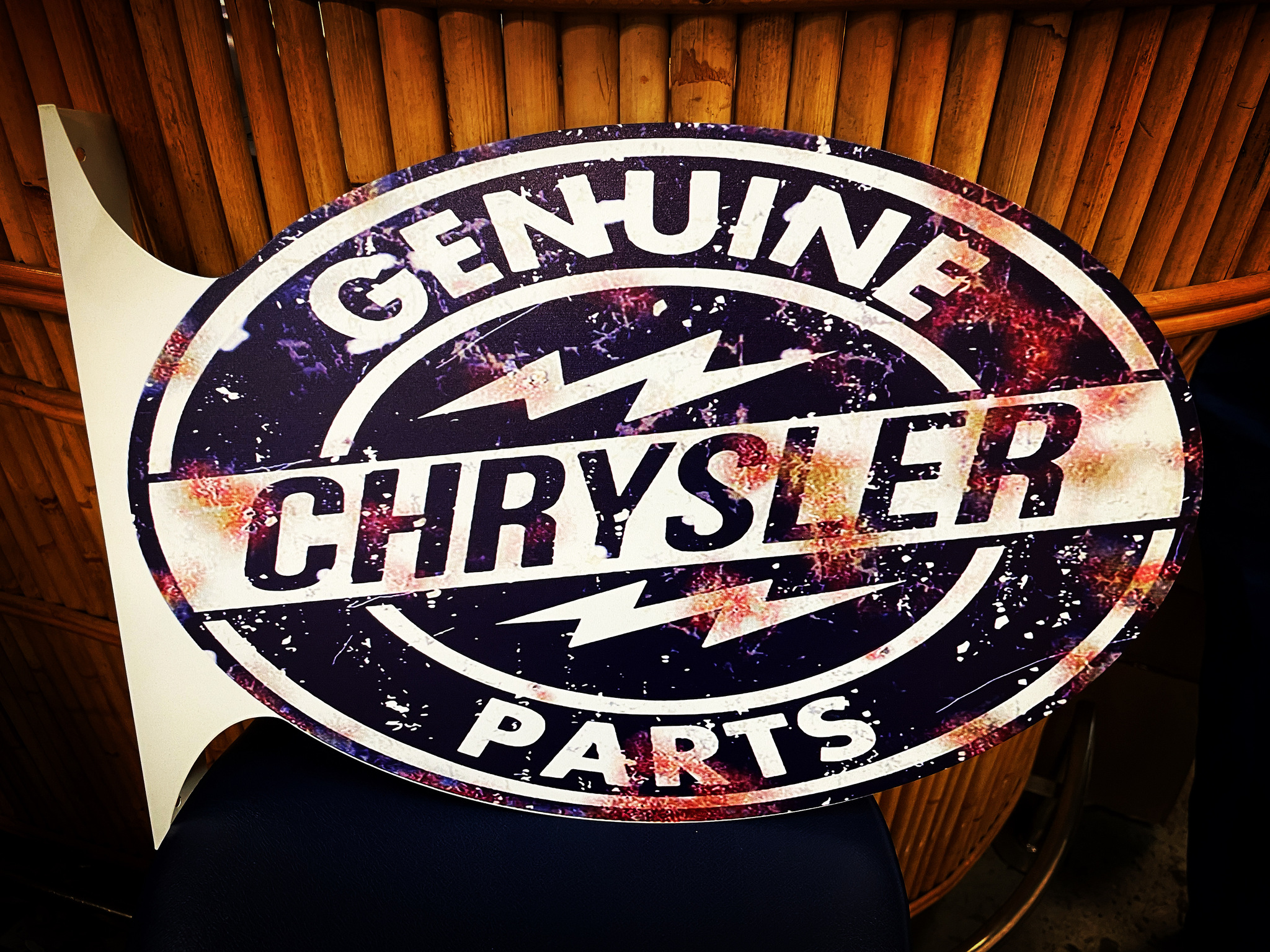 Chrysler Genuine Parts  Plåtskylt med väggfäste