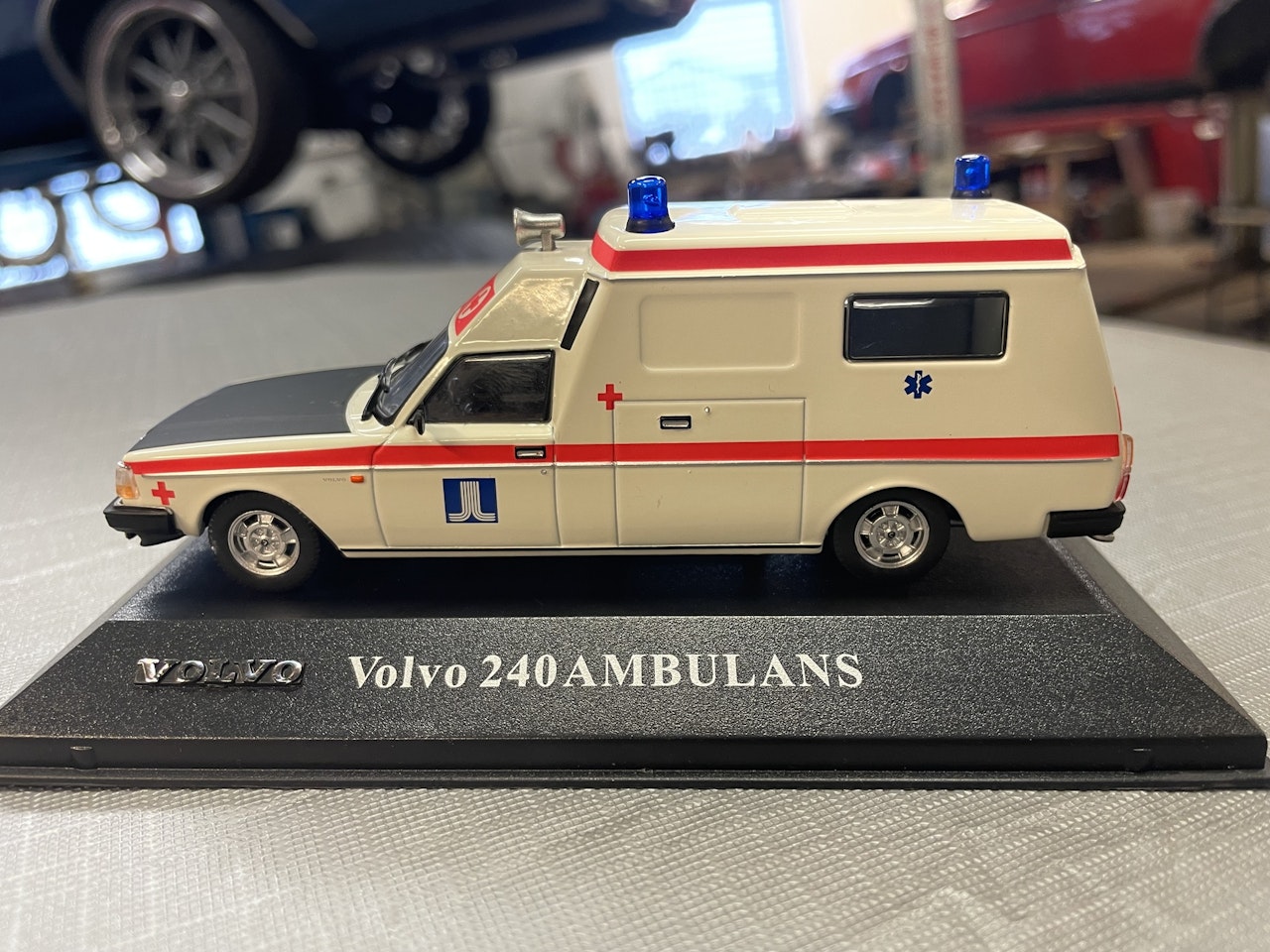 Volvo 240 Ambulance 1:43  Atlas Models Sea Street Garage