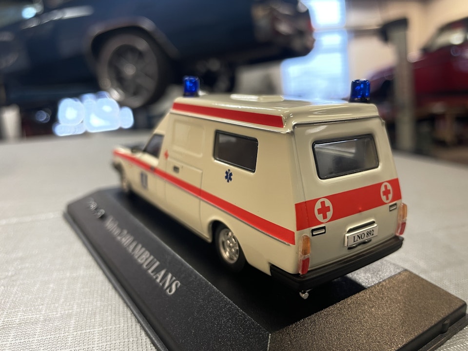 Volvo 240 Ambulance 1:43  Atlas Models Sea Street Garage