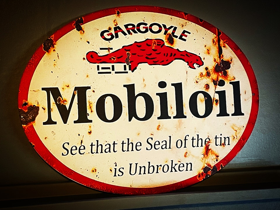 Mobiloil Gargoyle  Plåtskylt. www.seastreetgarage.se