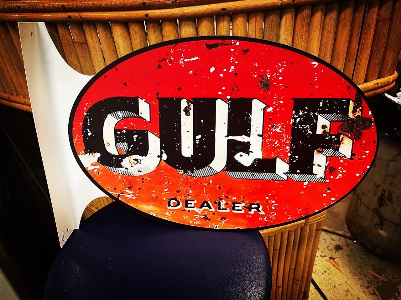 Gulf Dealer skylt med väggfäste.