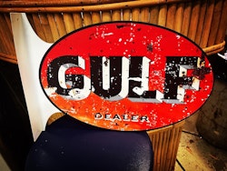 Gulf Dealer skylt med väggfäste.