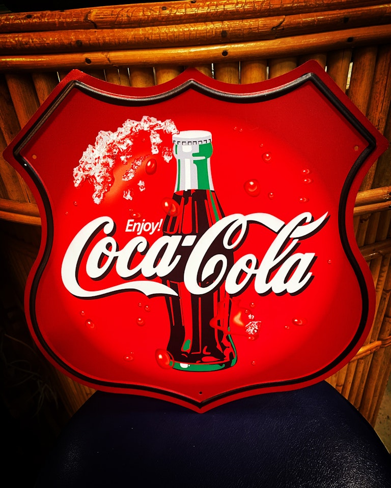Coca Cola "sköld" plåtskylt