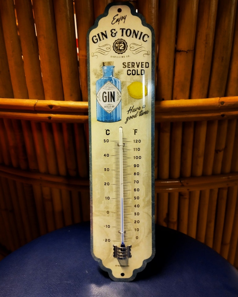 Termometer i Plåt Mått ca. 67 x 280 mm. 2 förborrade hål för montering. Både Celsius och Fahrenheit skala Tillverkare Nostalgic Art.
