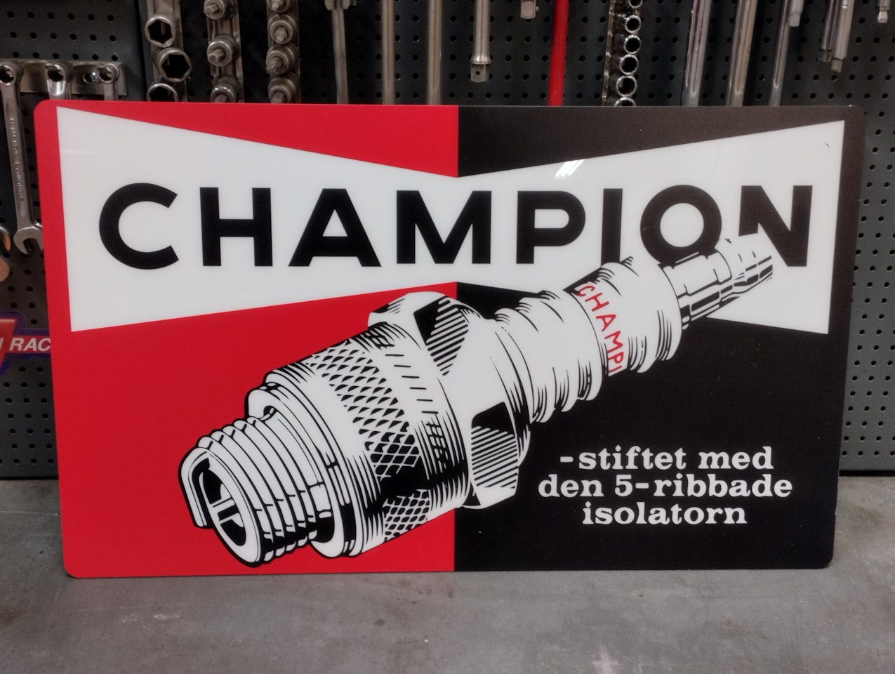 Svensk retroskylt i originalmått     Mått:   30cm hög  50cm bred      Material: akrylplast 3mm