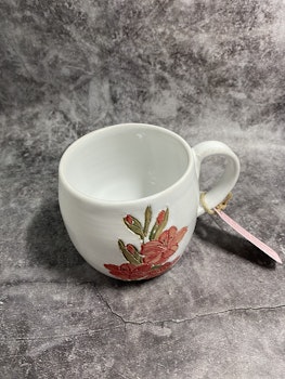Mugg med röda liljor