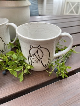 Drejad mugg med nordsvensk motiv