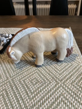 Betande rödblack knubbis fjording