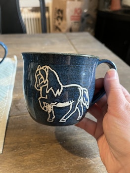 Blå mugg med islandshäst