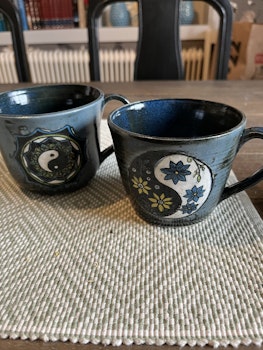 Två muggar med ying och yang motiv