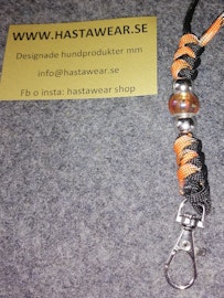 Orangea visselpipsband med osorterat bling