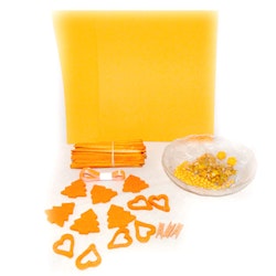 Orangemix med hobbymaterial - dekorgummi, träpinnar, band, pärlor, mm