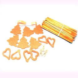 Orangemix med hobbymaterial - dekorgummi, träpinnar, band, pärlor, mm