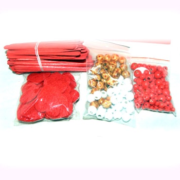 Rödmix med hobbymaterial - dekorgummi, träpinnar,  pärlor, mm