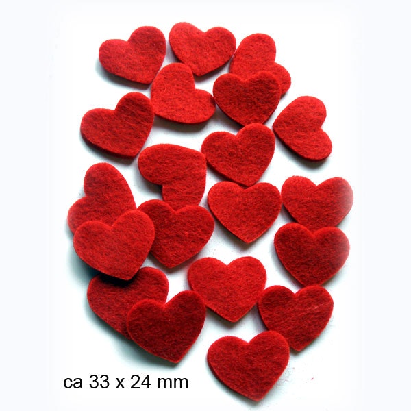 ca 25 st röda hjärtan i filt - ca 33 x 24 mm