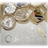 Små askar - 24 st med olika pysselmaterial: filtfigurer, pärlor, berlocker mm