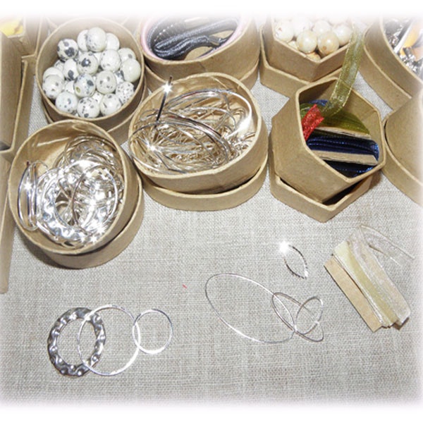 Små askar - 24 st med olika pysselmaterial: filtfigurer, pärlor, berlocker mm