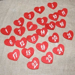 24 st röda hjärtan i filt med VITA SIFFROR 1 - 24