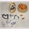 4 st små askar med olika pysselmaterial: pärlor, berlocker och mobilsnoddar - över 100 delar