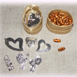 4 st små askar med olika pysselmaterial: pärlor, berlocker och mobilsnoddar - över 100 delar