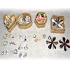 4 st små askar med olika pysselmaterial: berlocker, lås, pärlor och blommor- ca 90 delar