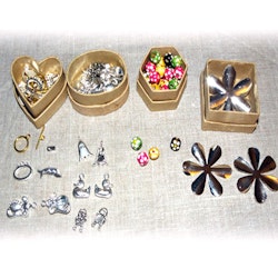 4 st små askar med olika pysselmaterial: berlocker, lås, pärlor och blommor- ca 90 delar