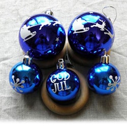 Julgranskulor med vinyltryck - blå - Tomte med släde, God Jul och dekor
