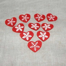 10 st röda hjärtan i filt med vita SNÖFLINGOR