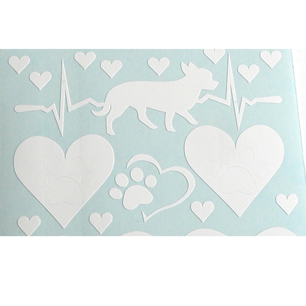 Närbild på vita dekaler / stickers chihuahua, hjärtan och tassar