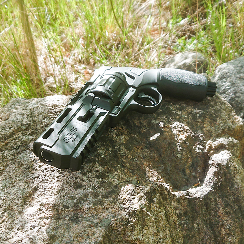 Umarex T4E TR 50 (HDR 50) paintball pistol liggande på en sten ute i solen