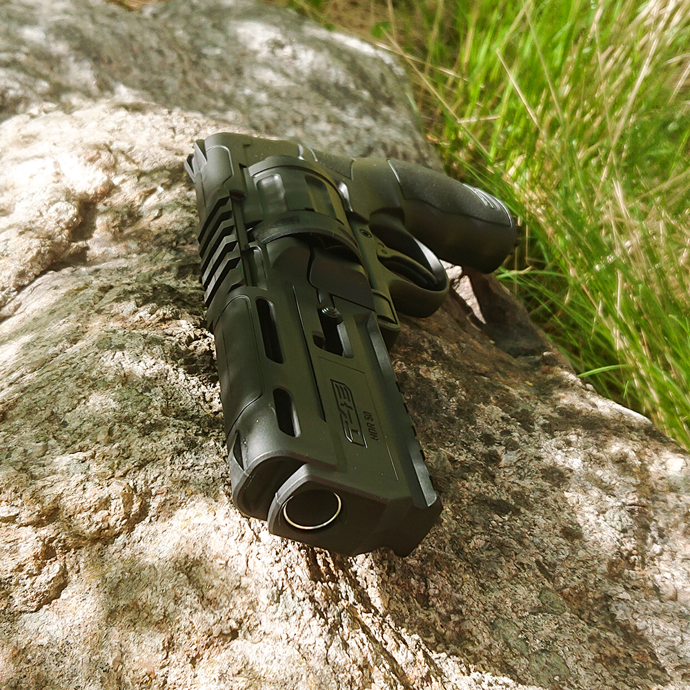 Frontvy av Umarex T4E TR 50 (HDR 50) paintball pistol liggande på en sten.