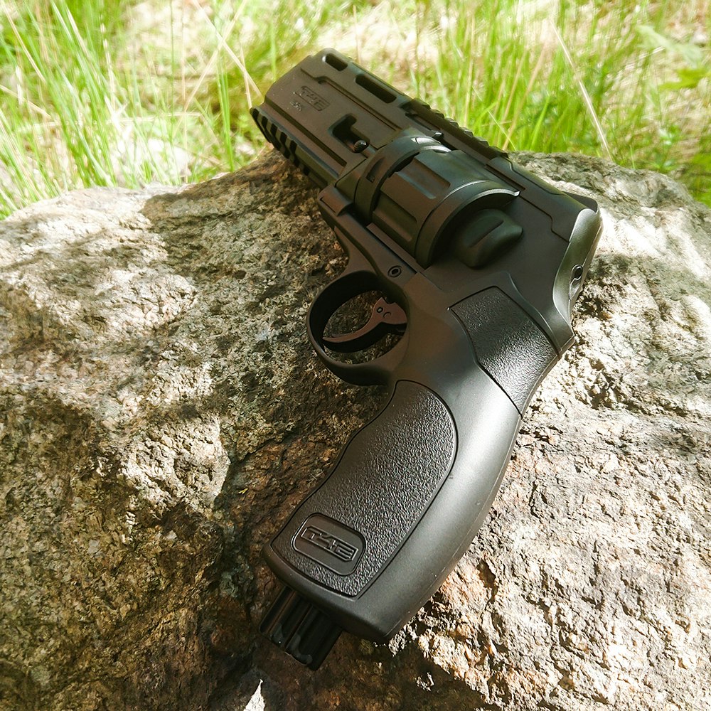 Vinklad Umarex T4E TR 50 (HDR 50) paintball pistol liggande på en sten.