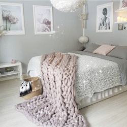 LARGE LUXE CHUNKY KNIT BLANKET