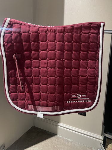 Dressyrbutiken DressyrSchabrak rött