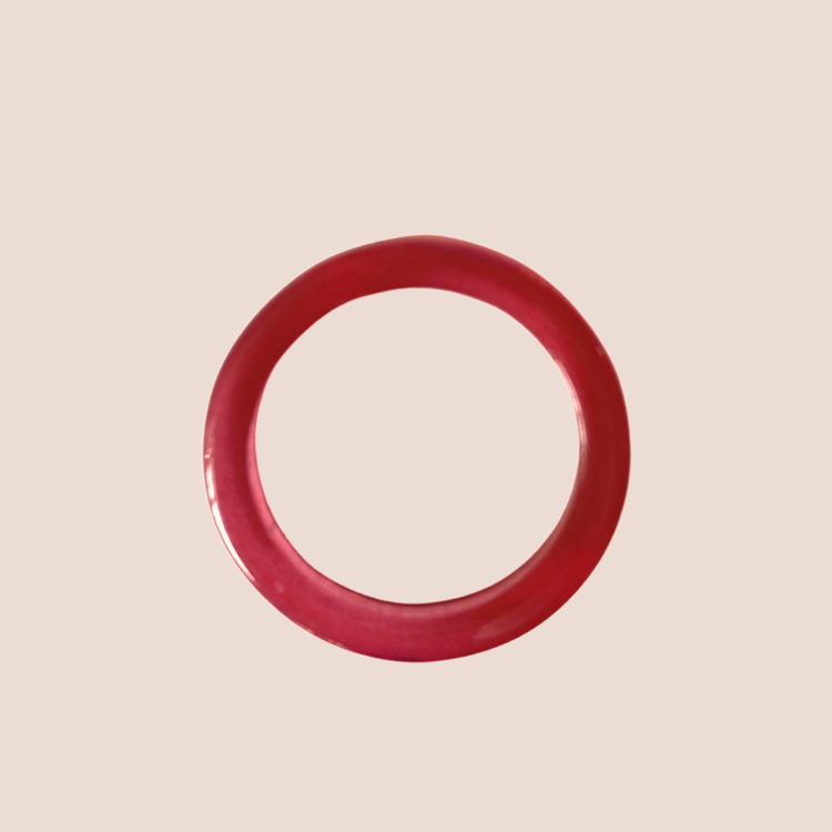 Röd tunn smyckering i plast som du kan köpa online med snabb frakt.